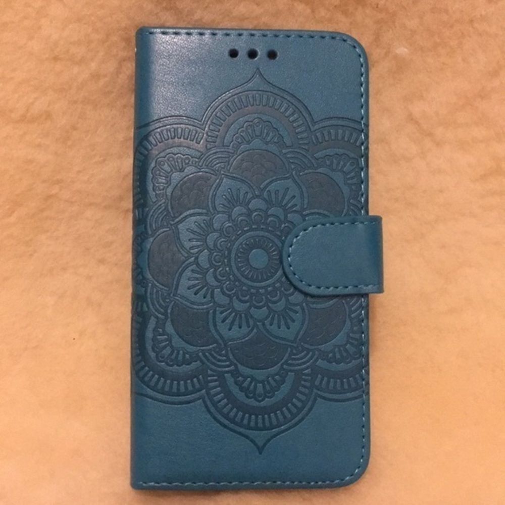 iPhone 7+ Ocean Colored Case. New without tags.
